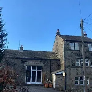 Spacious, Sunny Double Bedroom In Quirky Cottage, Near Homestay Holmfirth